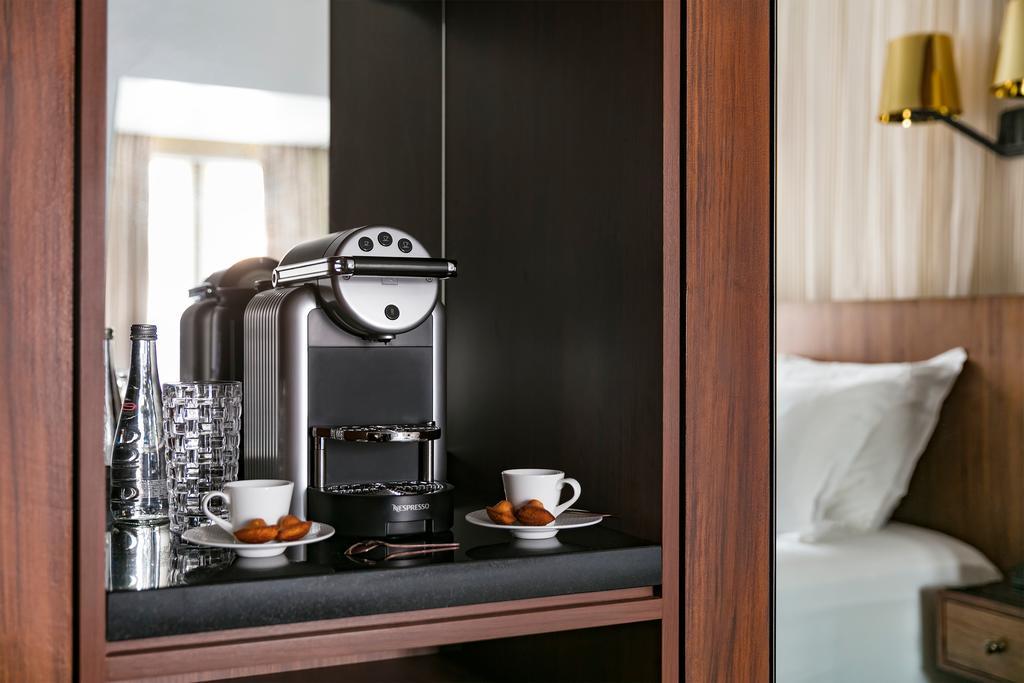 แมซง อัลบาร์ โฮเต็ล เลอ ปง-เนิฟ Hotel ปารีส ภายนอก รูปภาพ A Nespresso machine in a hotel room